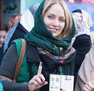 مهناز افشار با لباس سبز در انتخابات 94 بعد از دادن رای