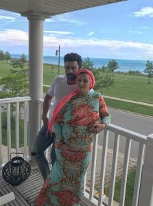 روناک یونسی در بارداری با لباس آبی بلند و همسرش