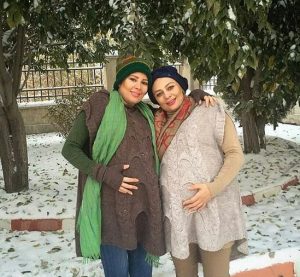یکتا ناصر و خواهرش نیکتا در دوران بارداری با لباس زمستانی در برف
