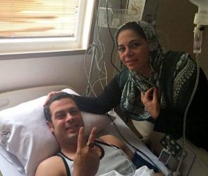 پژمان بازغی روی تخت بیمارستان و همسرش