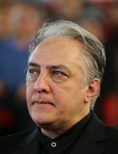 ایرج نوذری با لباس مشکی از بازیگران قد بلند سینمای ایران 