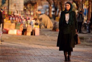 لیلا حاتمی در خیابان های رشت در صحنه ای از فیلم در دنیای تو ساعت چند است