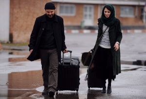 علی مصفا و لیلا حاتمی چمدان در دست در صحنه ای از فیلم در دنیای تو ساعت چند است