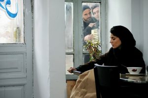 لیلا حاتمی در صحنه ای از فیلم در دنیای تو ساعت چند است