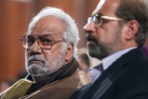 ناصر ملک مطیعی با عینک گرد و تیپ قهوهای