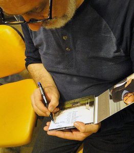 کریستف رضاعی در حال امضای آلبوم فیلم در دنیای تو ساعت چند است