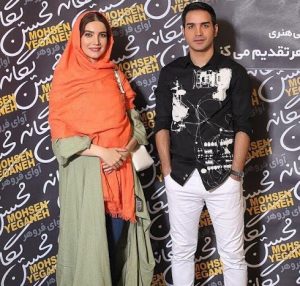 متین ستوده با شال نارنجی در کنار محسن یگانه