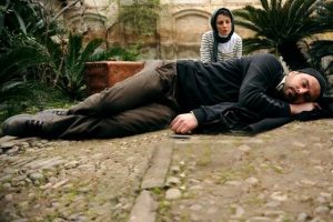 صحنه ای از فیلم در دنیای تو ساعت چند است که علی مصفا در کف حیاط خوابیده