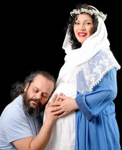 عکس بارداری زیبا بروفه با لباس آبی در کنار همسر مرحومش پیام صابری