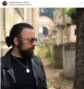 عکس حسام منظور در استانبول با کت چرم و موهای بلند