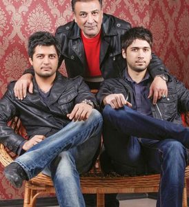 عکس آتلیه ای عبدالرضا اکبری و پسرانش با کت های چرم مشکی