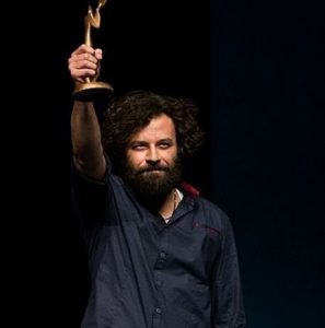 حسام منظور در زمان دریافت جایزه برای نمایش اودیسه
