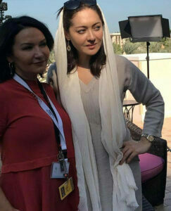 تیپ سفید نیکی کریمی با شال در دبی