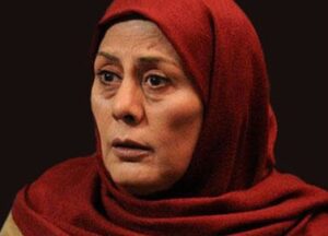 مهوش افشارپناه بازیگر 71 ساله با روسری قرمز