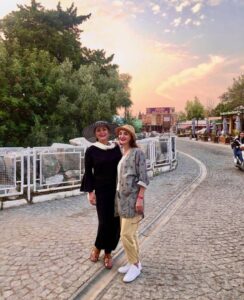 عکسی از لاله اسکندری با لباس مشکی و خواهرش در خارج از کشور