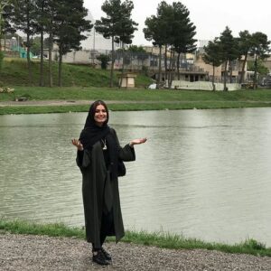 متین ستوده در کنار دریاچه