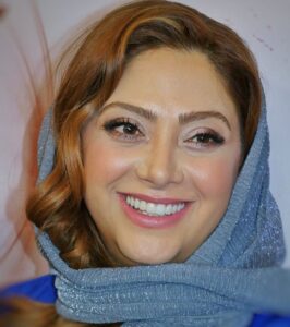 مریم سلطانی بازیگر 45 ساله با روسری زیبای آبی