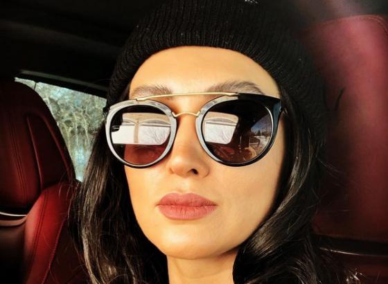 روناک یونسی با عینک آفتابی در ماشین - عمل زیبایی روناک یونسی