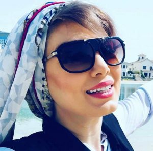 سحر قریشی از بازیگران زن ایرانی با عینک دودی