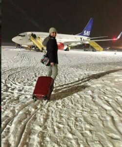 الناز شاکردوست در حال سوار شدن خط هوایی SAS در استکهلم به سمت مناطق قطبی شمال سوئد. زیر این عکس نوشت سقوط نکنم صلوات