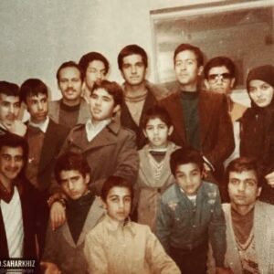 عکس قدیمی رضا عطاران در کنار رضا شفیعی جم و جمعی از هنرمندان