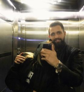 محسن افشانی و همسرش در آسانسور