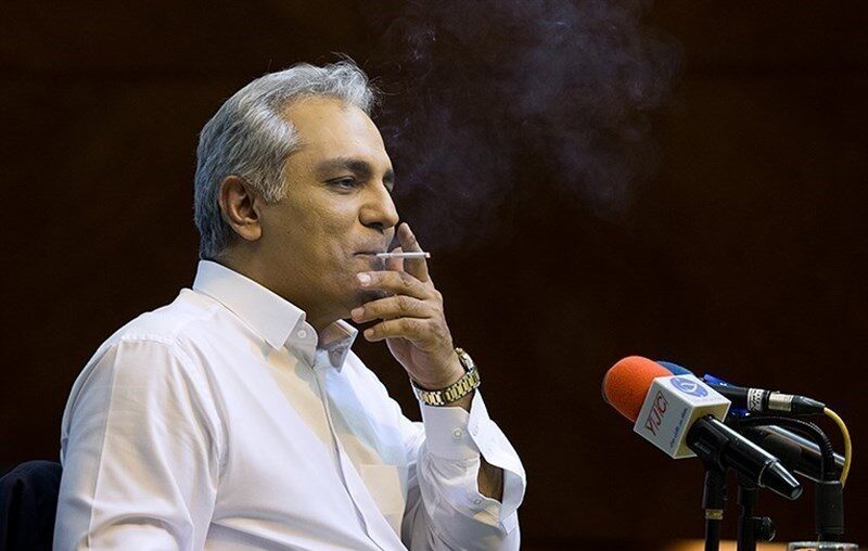 سیگار کشیدن مهران مدیری با پیراهن سفید