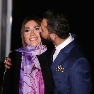محسن افشانی در حال بوسیدن همسرش