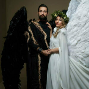 محسن افشانی و سویل خیابانی با لباس و بال فرشته