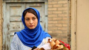 مریم کاویانی با روسری آبی و دسته گل در دستش