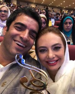 یکتا ناصر و همسرش به همراه تندیس جشن حافظ