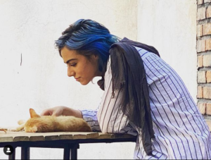 دختر شیوا ابراهیمی با موهای آبی