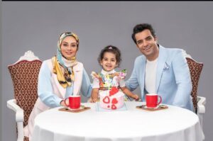 یکتا ناصر و دختر و همسرش در تبلیغات رستوران ارکیده