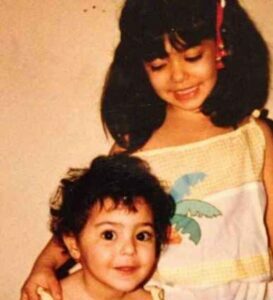لیندا کیانی و خواهرش در کودکی