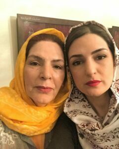 مریم شیرازی در کنار مادرش