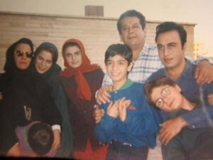 اشکان اشتیاق 13 ساله در کنار رضا عطاران و سایر بازیگران سریال دنیای شیرین