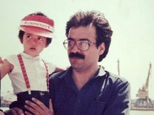 عکس قدیمی پندار اکبری در آغوش پدرش