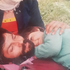 سمیرا حسن پور در آغوش پدرش