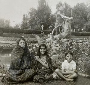 کودکی ابوالفضل پورعرب در کنار مادر و خواهرش