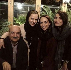 ایرج طهماسب در کنار همسر و دخترانش
