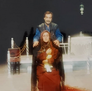 مهوش صبر کن و همسرش در صحنه تئاتر