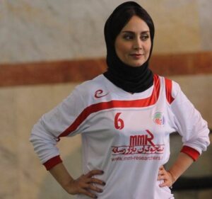  مریم خدارحمی در حال بازی فوتبال