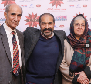عکس افشین هاشمی در کنار پدر و مادرش
