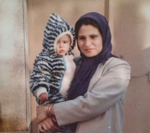 عکس کودکی شیرین اسماعیلی در آغوش مادرش