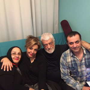 شهاب عسگری در کنار پسرش علی و دخترش الهام و همسرش