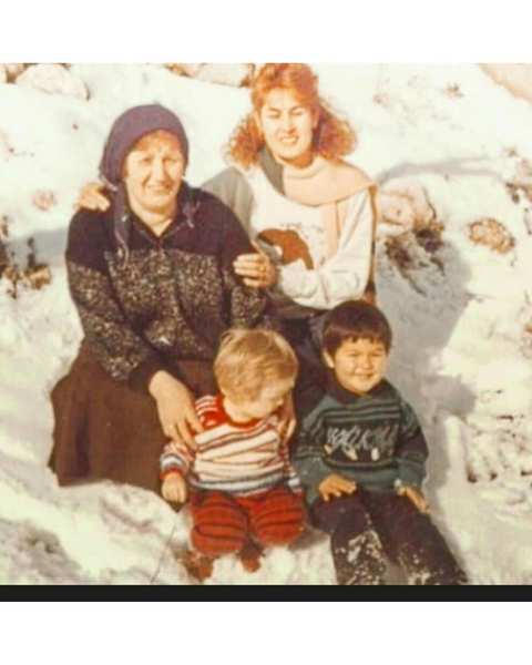 بورجو بیریجیک در کنار مادر و مادربزرگش