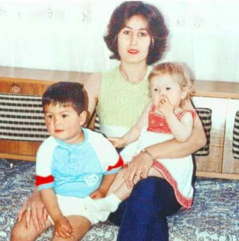 بورجو بیریجیک در کنار مادر و برادرش