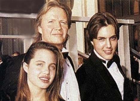 آنجلینا جولی در کنار پدر و برادرش
