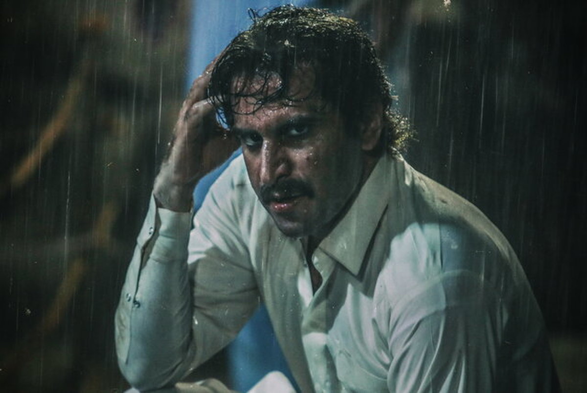 هوتن شکیبا در نقش عبدالحمید ریگی در فیلم شبی که ماه کامل شد