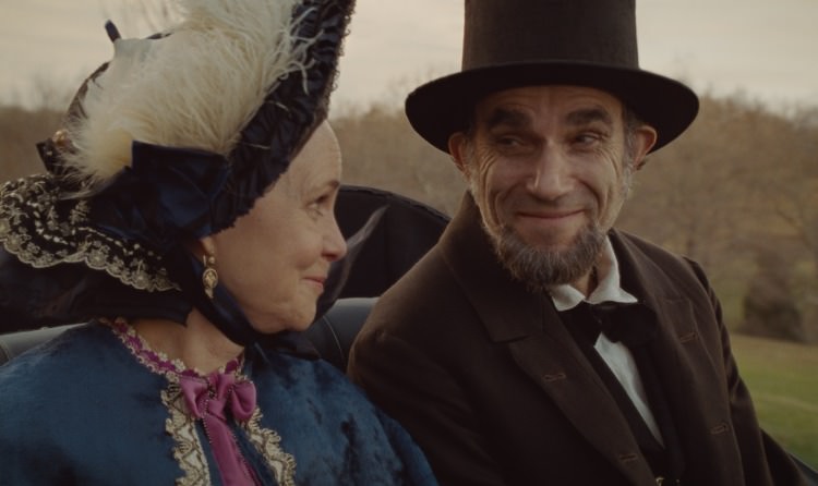 دی لوئیس و سالی فیلد در فیلم Lincoln
